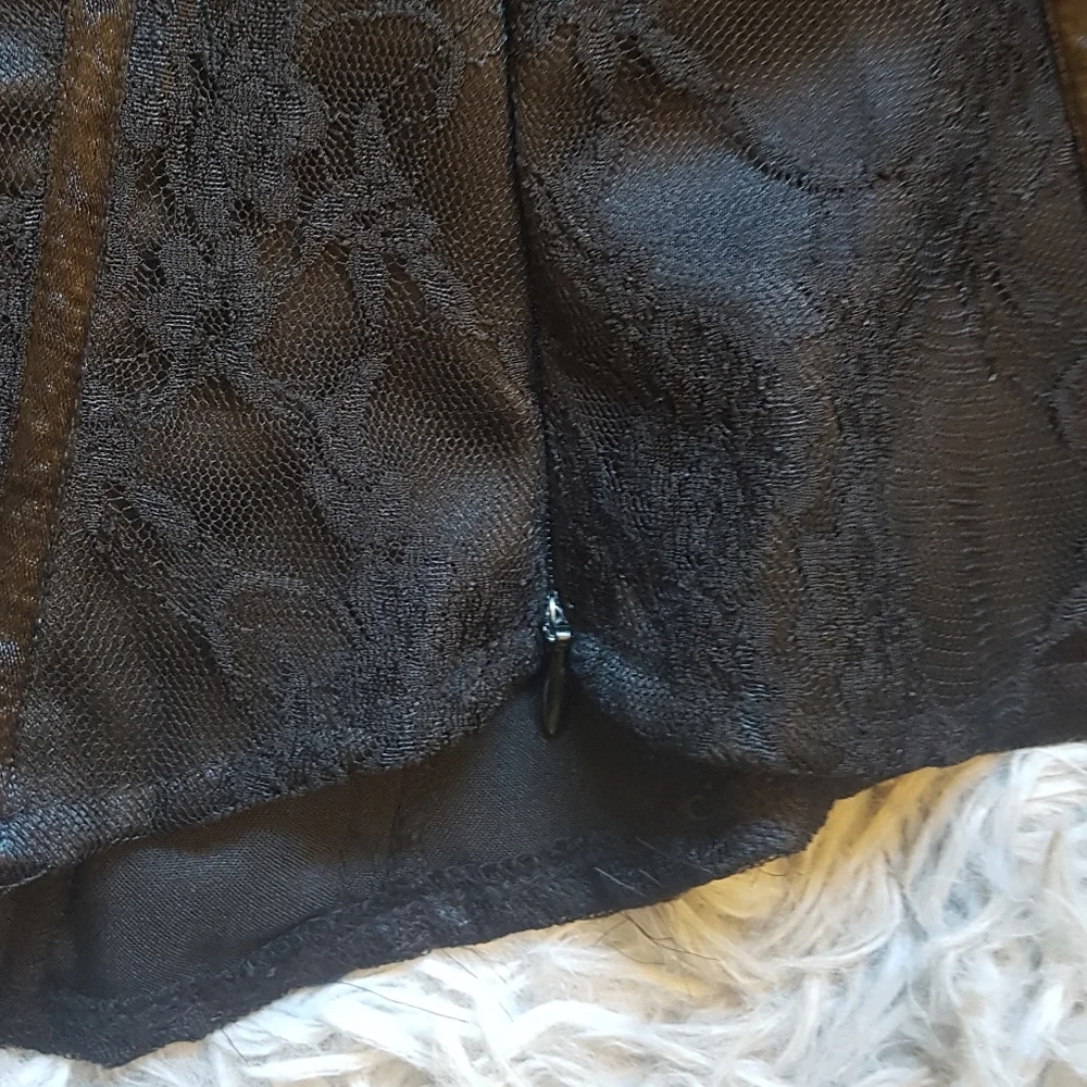⚡️SOLD⚡️ NWOT GUESS Black boned corset lace top - Small - Picture 3 of 6